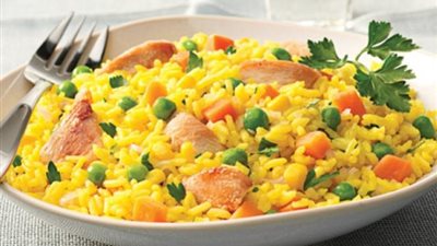 «زي المطاعم».. كيفية إعداد الأرز الأصفر بالدجاج بخطوات بسيطة