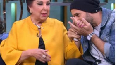 شاهد.. أحمد صلاح السعدني يقبل يد رجاء الجداوي