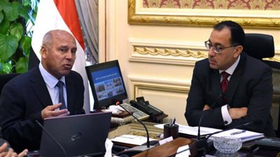 مدبولى يتابع المشروع القومي لرصف الطرق المحلية داخل المحافظات