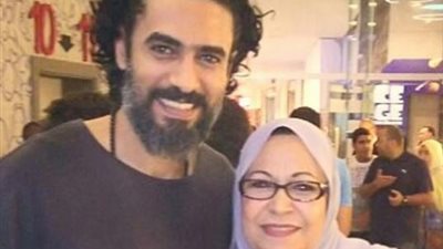 والدة محمد علاء تخضع لعملية جراحية.. والأخير يطلب من جمهوره الدعاء لها