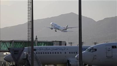 هربا من طالبان.. سقوط 3 أفغان من طائرة أثناء مغادرتها مطار كابل
