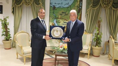 محافظ جنوب سيناء يكرم رئيس مكتب الرقابة الإدارية بالمحافظة .. أعرف السبب