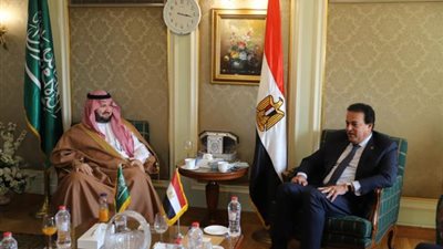 بالصور .. تعرف على تفاصيل لقاء وزير التعليم العالي والأمير عبد العزيز بن طلال