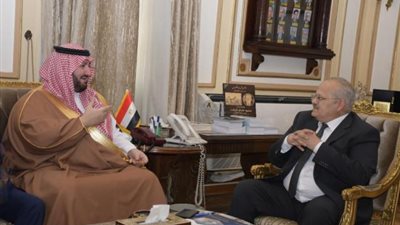 بالصور .. تفاصيل لقاء رئيس جامعة القاهرة و الأمير عبد العزيز بن طلال