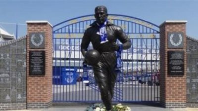 تحقيق شرطي في إشعال النار بتمثال هداف إيفرتون التاريخي