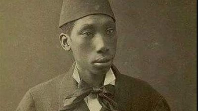 قصة الخادم  الذى ”يُقًَبِل” الوزراء يده للاحتفاظ بمناصبهم