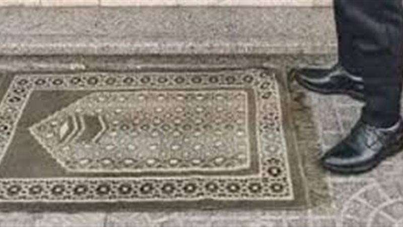 حكم الصلاة بالحذاء