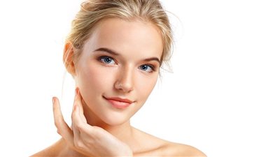 كيفية العناية بالبشرة في 5 دقائق يوميًا للحصول على إشراقة صحية