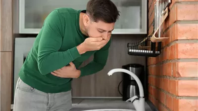 أسباب الغثيان والقيء في الليل: من القلق إلى شلل المعدة