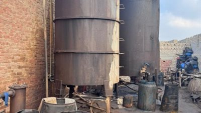 ضبط 125 طن من النفايات البترولية في مصنع غير مرخص بالجيزة