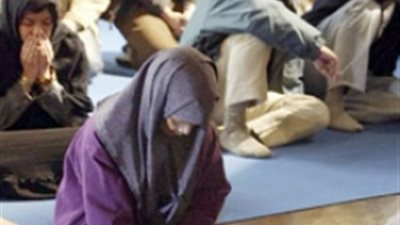 حكم صلاة المرأة في مكان العمل وسط حضور الرجال.. الافتاء تجيب