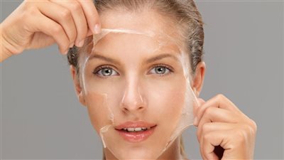 العناية بالبشرة الجافة في الشتاء.. أهمية التقشير بالمواد الطبيعية