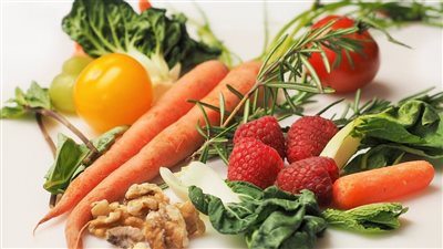 مشروبات وأطعمة لتنظيف الكبد من السموم.. منها الثوم والكركم