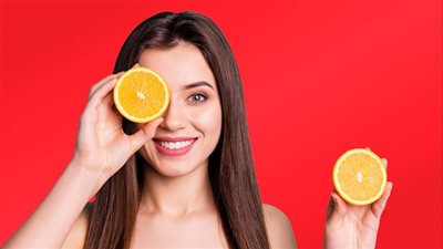 فوائد فيتامين سي لصحة الشعر.. أبرزها منع التساقط والحيوية