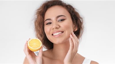 فوائد ماء الليمون للبشرة.. تعزيز الترطيب والوقاية من الشيخوخة