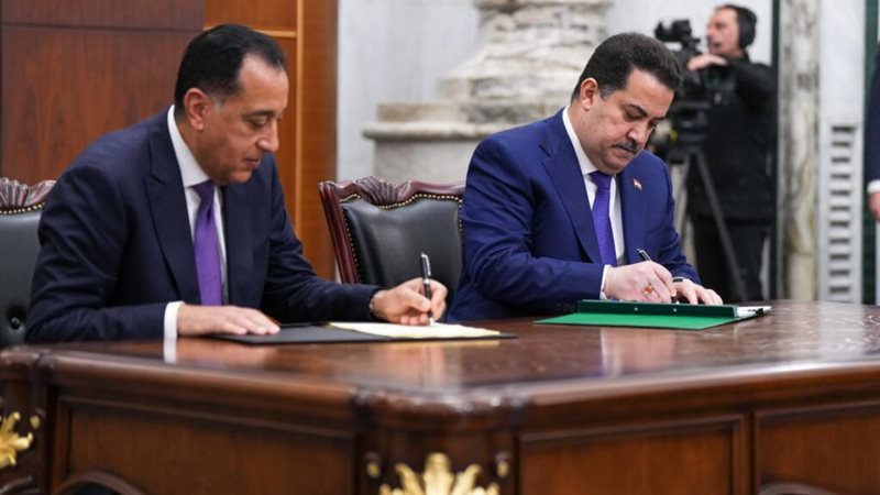 جانب من توقيع الاتفايات