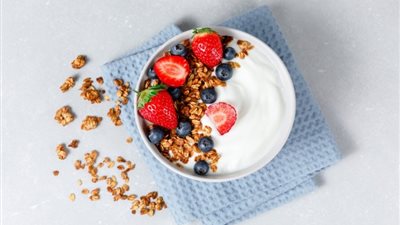 سحور رمضان 2025.. سلطة الشوفان والزبادي سر الشبع والترطيب طوال اليوم