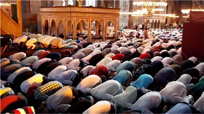  حكم صلاة الجماعة.. بين الفرض والسنة في الفتاوى الشرعية