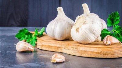 الثوم وصحة القلب .. كيف يساعد في خفض الكوليسترول وضغط الدم؟