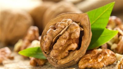 الجوز وصحة الشتاء.. فوائد لا تتوقعها لمزاجك وقلبك ومناعتك