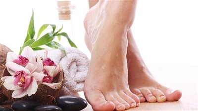 كيف تعالجين تشقق القدمين بمواد طبيعية؟.. حلول بسيطة لقدمين ناعمتين