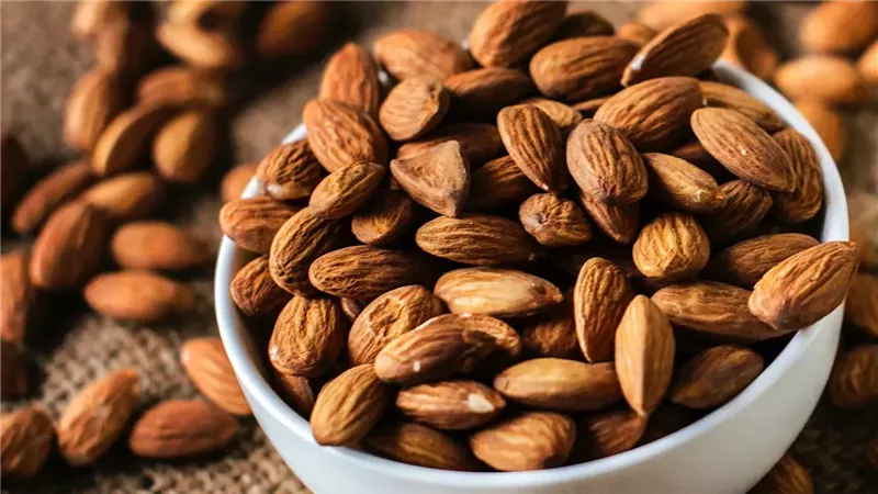 فوائد تناول اللوز