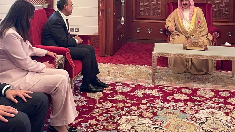 ملك البحرين ووزير