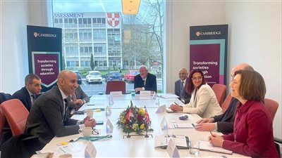وزير التربية والتعليم يلتقي مدير عام هيئة كامبريدج لتعزيز المشروعات المشتركة 