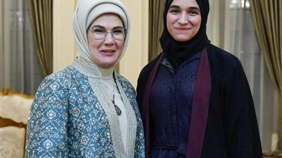 معلومات خاصة عن لطيفة الدروبي زوجة أحمد الشرع بعد ظهورها الرسمي