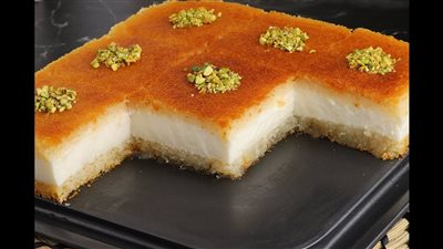 حلويات رمضان 2025.. طريقة عمل البسبوسة بالقشطة خطوة بخطوة