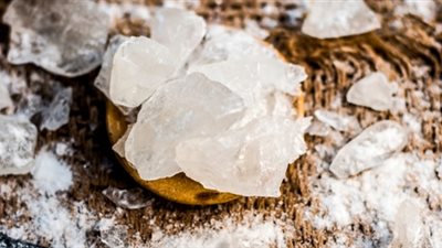  فوائد الشبة للشعر ..  علاج طبيعي لتساقط الشعر وتعزيز نموه