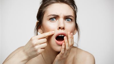 المسامات الواسعة.. أسبابها وأفضل 10 طرق لعلاجها نهائيًا