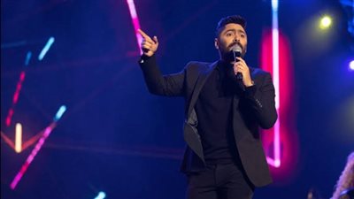 تامر حسني يخطف الأضواء في الرياض بحفل استثنائي ويشعل حماس الجمهور