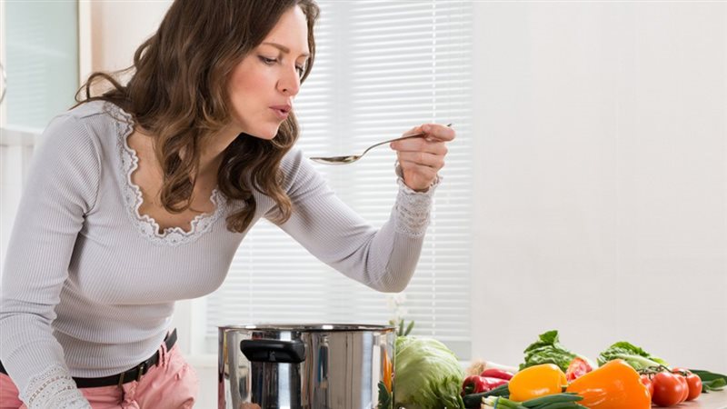 حكم تذوق الطعام أثناء