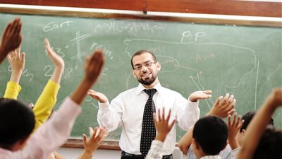 فرص عمل للمدرسين في إحدى الدول العربية برواتب تصل إلى 40 ألف جنيه شهريًا