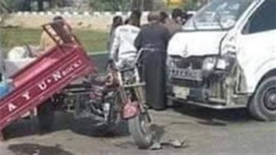مصرع شخص وإصابة 2 آخرين في تصادم ميكروباص وتروسيكل بـ حادث الصف