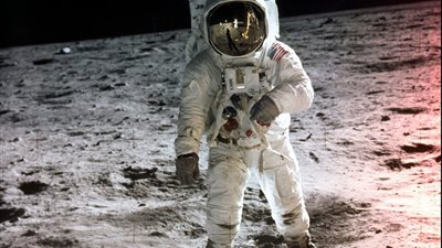 كيف يتطهر رائد الفضاء وكيف يصلي وهو في الفضاء الخارجي؟