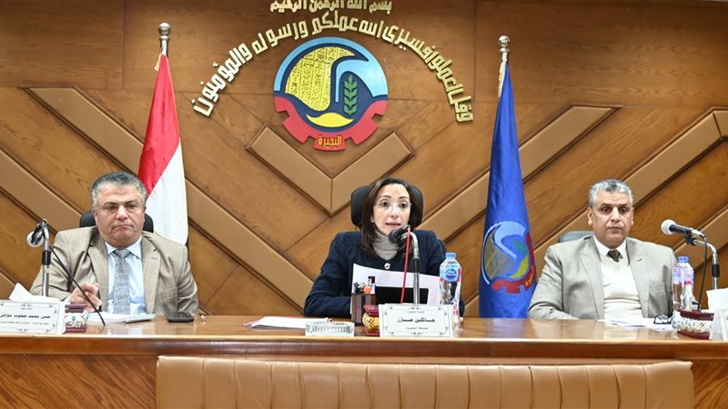 محافظ البحيرة خلال