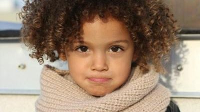 تسريحات للشعر المجعد قبل المدرسة.. سهلة وسريعة 