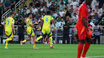 الدوري السعودي| النصر يتقدم على الأهلي بهدف في الشوط الأول 