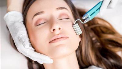 فوائد الديرما رولر للبشرة.. هل هي الحل السحري لمشاكل الجلد؟