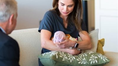 شاهد.. كيف وثقت الملكة رانيا استقبال حفيدتها أمينة ابنة الأميرة إيمان؟