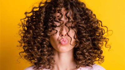 أفضل كريمات للشعر الكيرلي .. طرق الحفاظ على تموجات شعر صحي