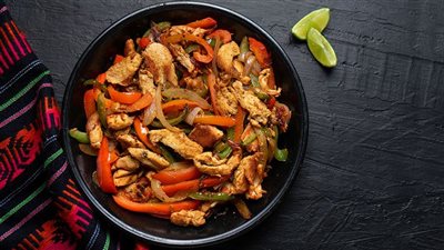 طريقة عمل شاورما الفراخ.. اعرف فوائد تناولها في رمضان 2025