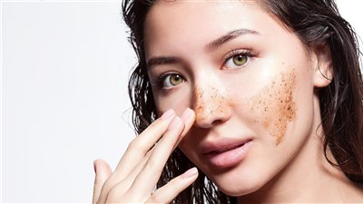 5 مقشرات طبيعية تمنح بشرتك النعومة والتجدد.. العسل والملح في الصدارة