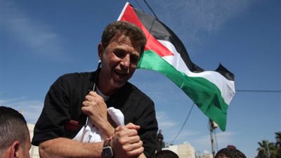 من هو الأسير نائل البرغوثي الذي قضي 45 عامًا في سجون الاحتلال؟