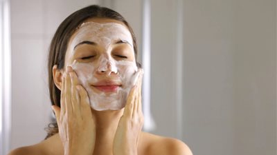 أفضل صابونة للبشرة الدهنية .. 5 أنواع تمنحك تنظيفًا عميقًا بدون جفاف