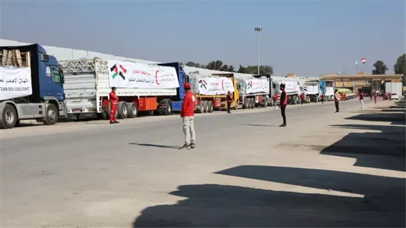 290 شاحنة مساعدات