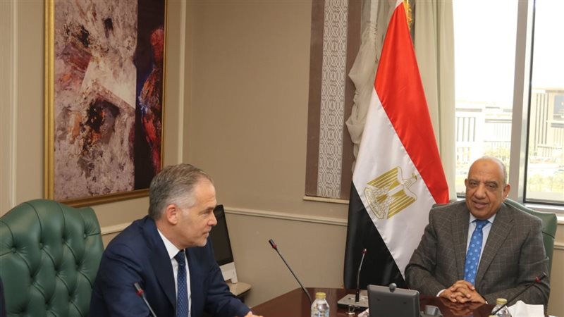 جانب من مباحثات وزير