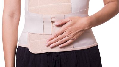 لف البطن بعد الولادة القيصرية والطبيعية.. متى يكون آمنًا؟